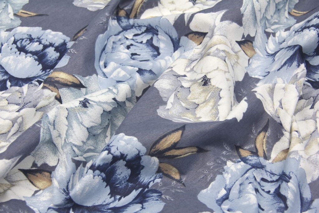 Ткань скатертная с тефлоновой пропиткой Пионы голубые на синем