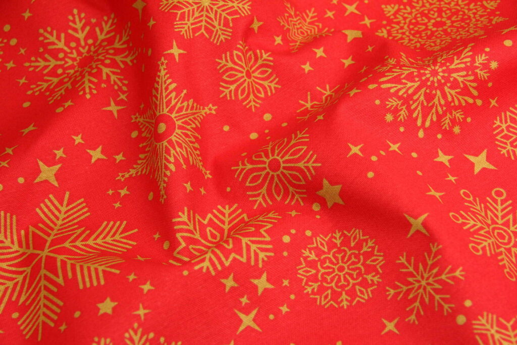 Ткань скатертная с тефлоновой пропиткой Снежинки волшебные на красном