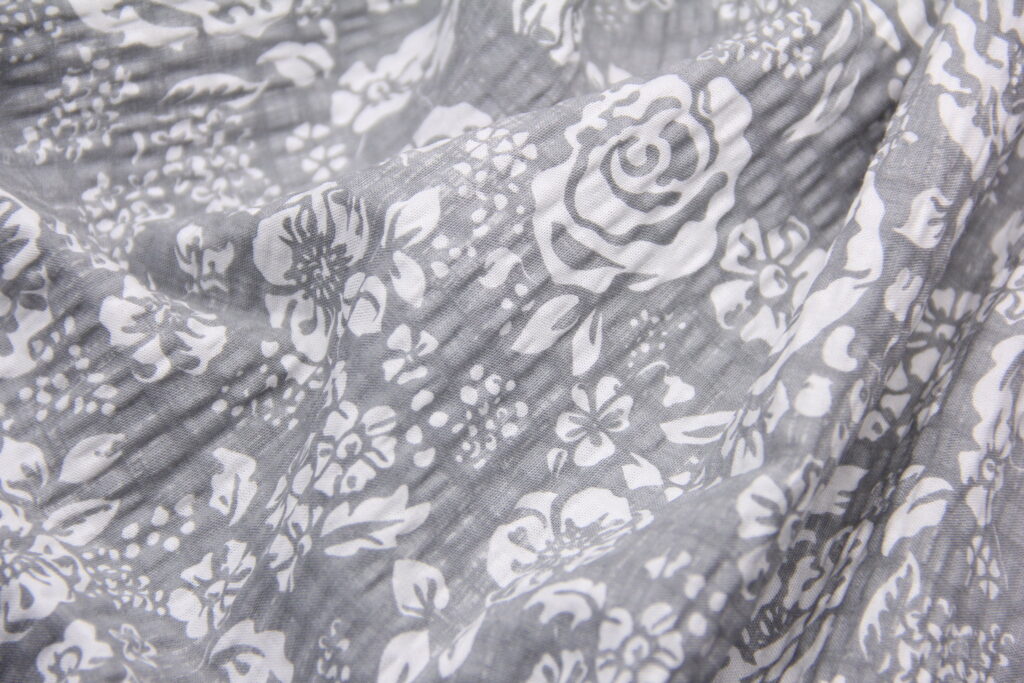 Ткань Ранфорс жатка (гофре) Цветы белые на сером, Турция, ширина 240 см, 100% хлопок