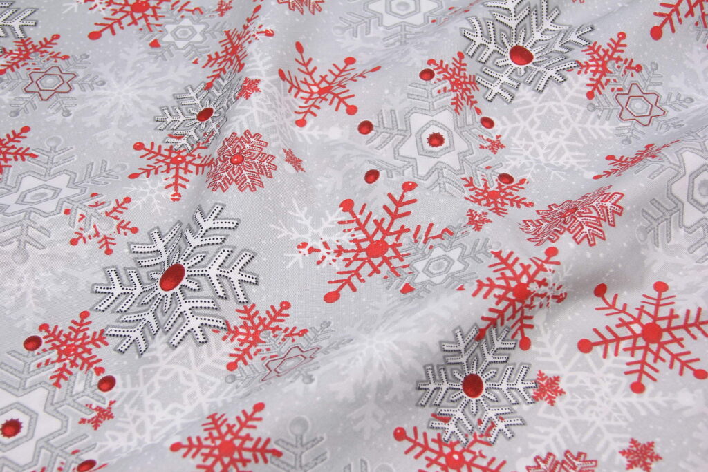 Ткань скатертная с тефлоновой пропиткой Снежинки микс N красные и серые