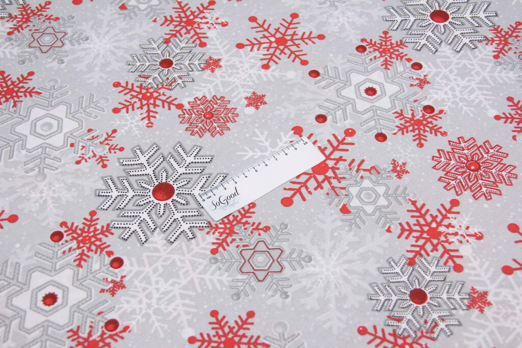 Ткань скатертная с тефлоновой пропиткой Снежинки микс N красные и серые