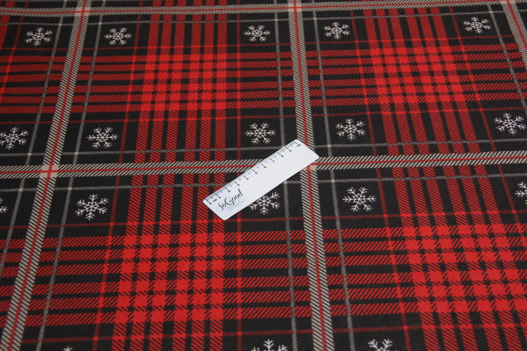 Ткань скатертная с тефлоновой пропиткой Клетка новогодняя Красный и бежевый на черном