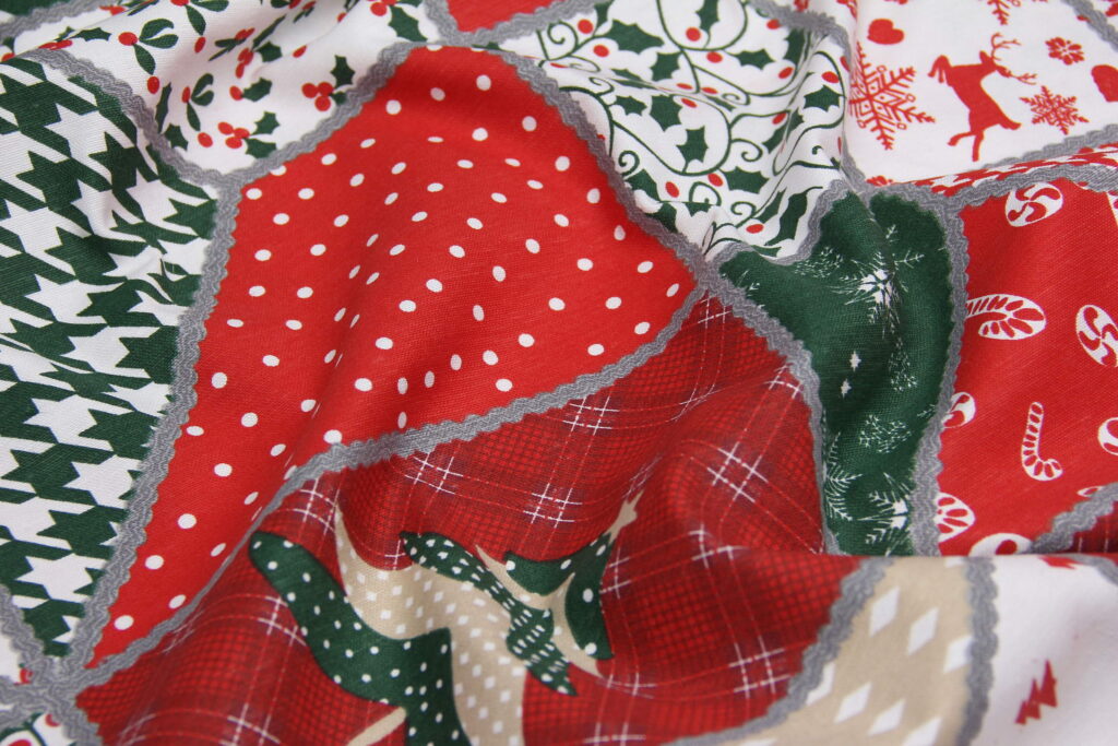 Ткань скатертная с тефлоновой пропиткой Новогодний пэчворк Красный и зеленый