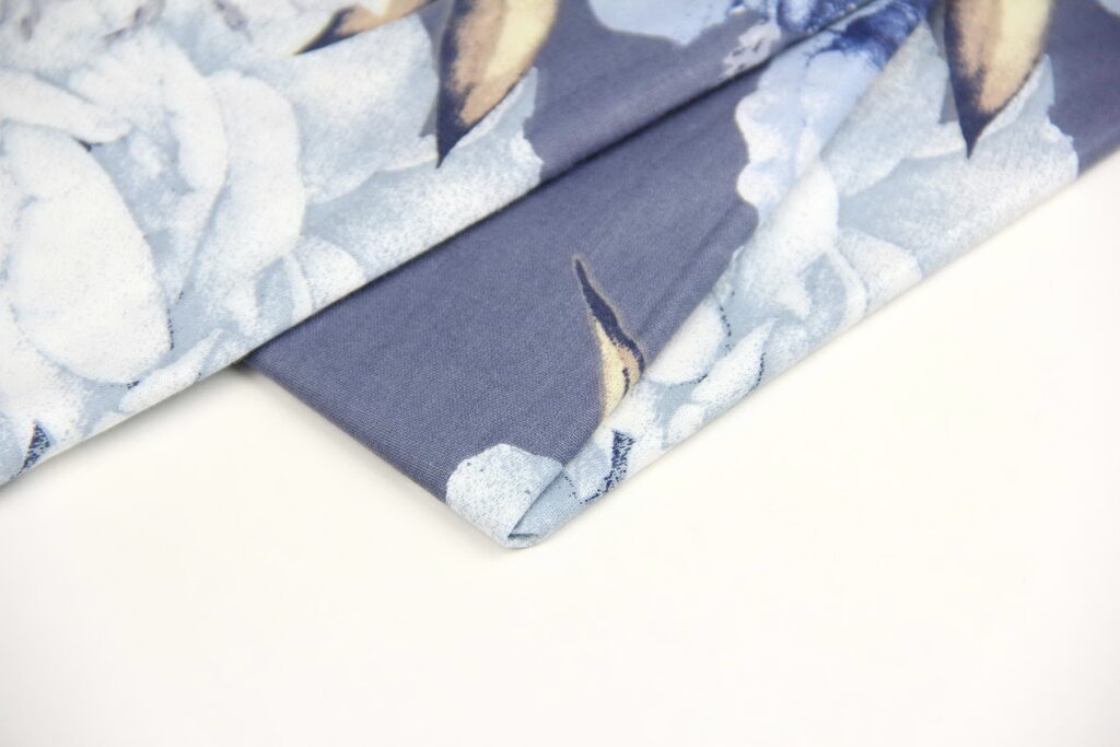 Ткань Ранфорс Пионы голубые на синем, Турция, ширина 240 см, плотность 135 г/м2