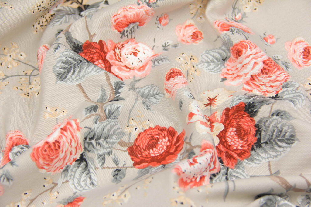 Ткань скатертная с тефлоновой пропиткой Розы и сирень коралловые на бежевом