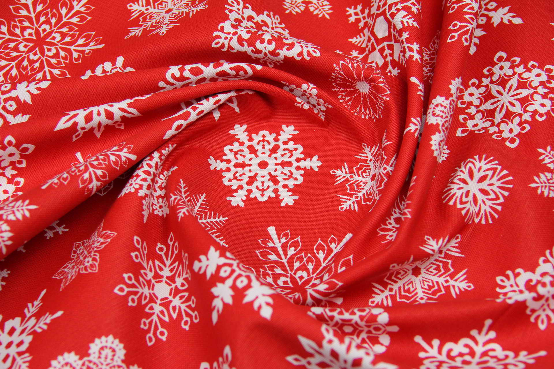 Ткань скатертная с тефлоновой пропиткой Снежинки белые на красном