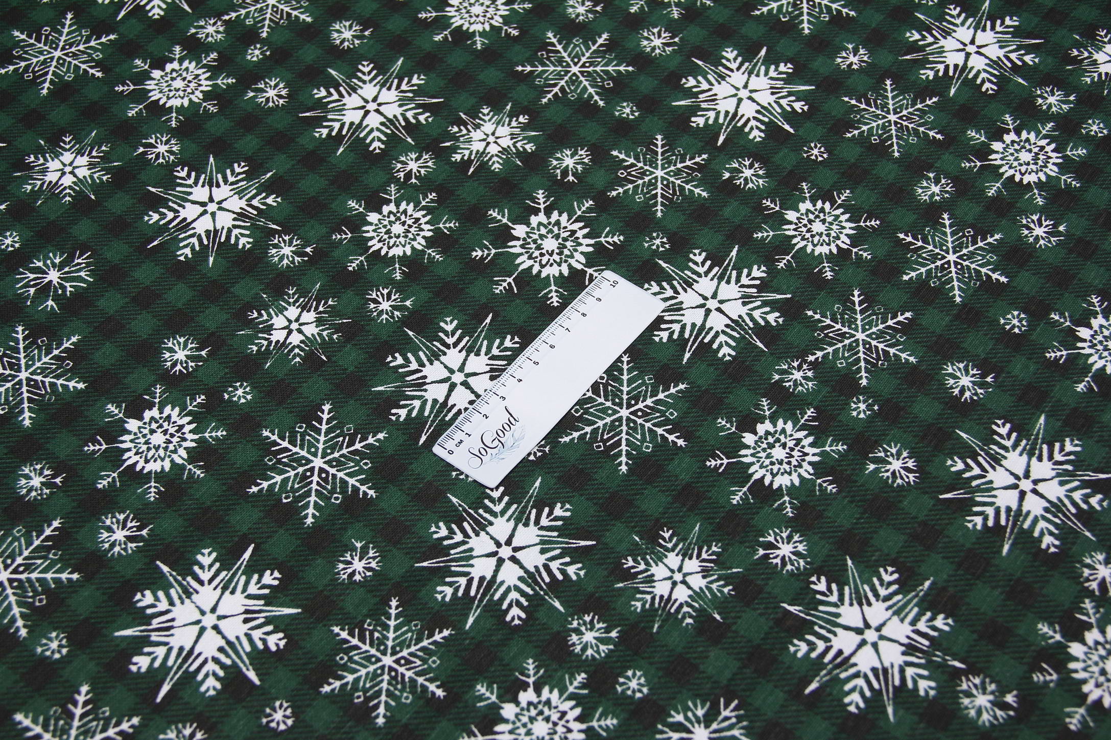 Ткань скатертная с тефлоновой пропиткой Снежинка на клеточке Зеленый и черный