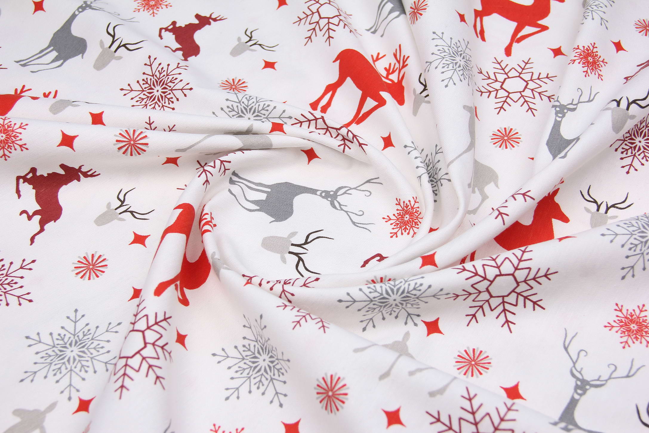 Ткань скатертная с тефлоновой пропиткой Олень и снежинка Серый и красный на белом