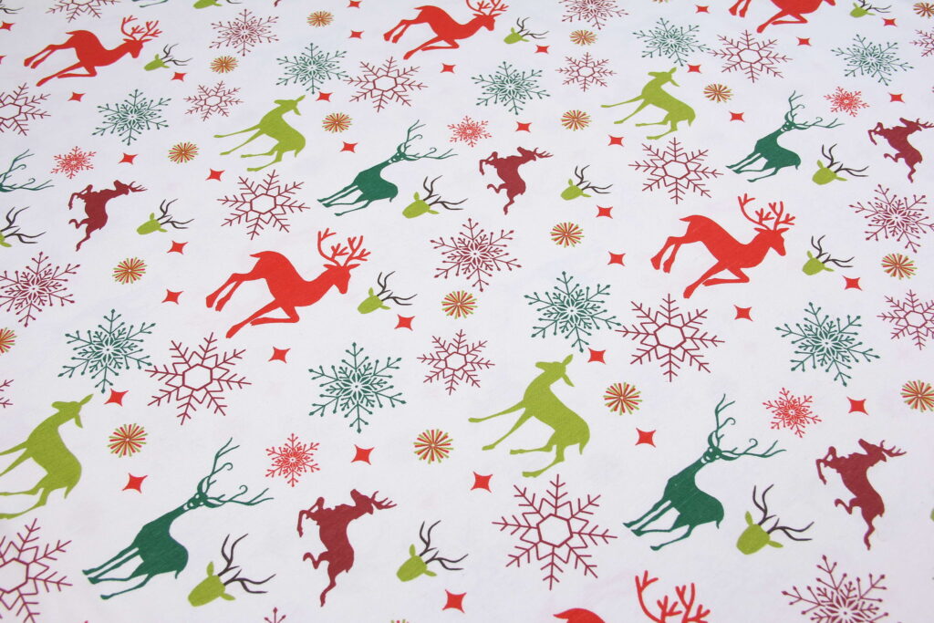 Ткань скатертная с тефлоновой пропиткой Олень и снежинка Зеленый и красный на белом
