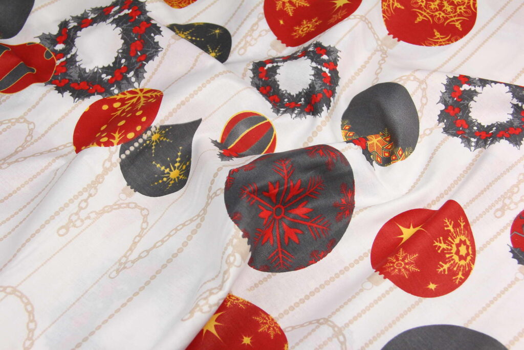 Ткань Ранфорс Рождественский венок и шары Серый и красный, Турция, ширина 240 см, плотность 135 г/м2