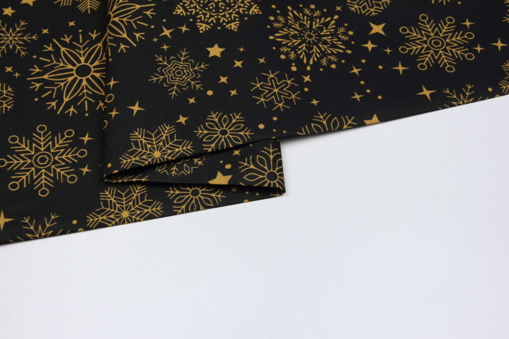Ткань скатертная с тефлоновой пропиткой Снежинки волшебные на черном