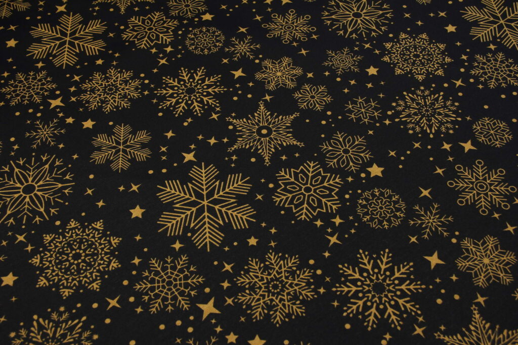 Ткань скатертная с тефлоновой пропиткой Снежинки волшебные на черном