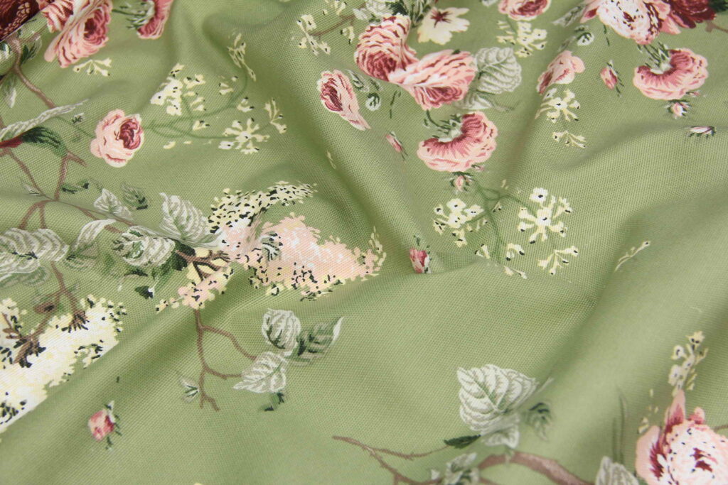 Ткань скатертная с тефлоновой пропиткой Розы и сирень розовые на зеленом