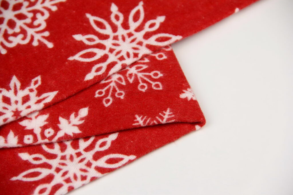 Ткань Фланель Снежинки белые на красном, Турция, ширина 240 см, плотность 160 г/м2