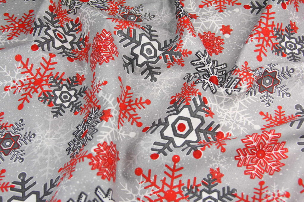 Ткань скатертная с тефлоновой пропиткой Снежинки микс красные и серые