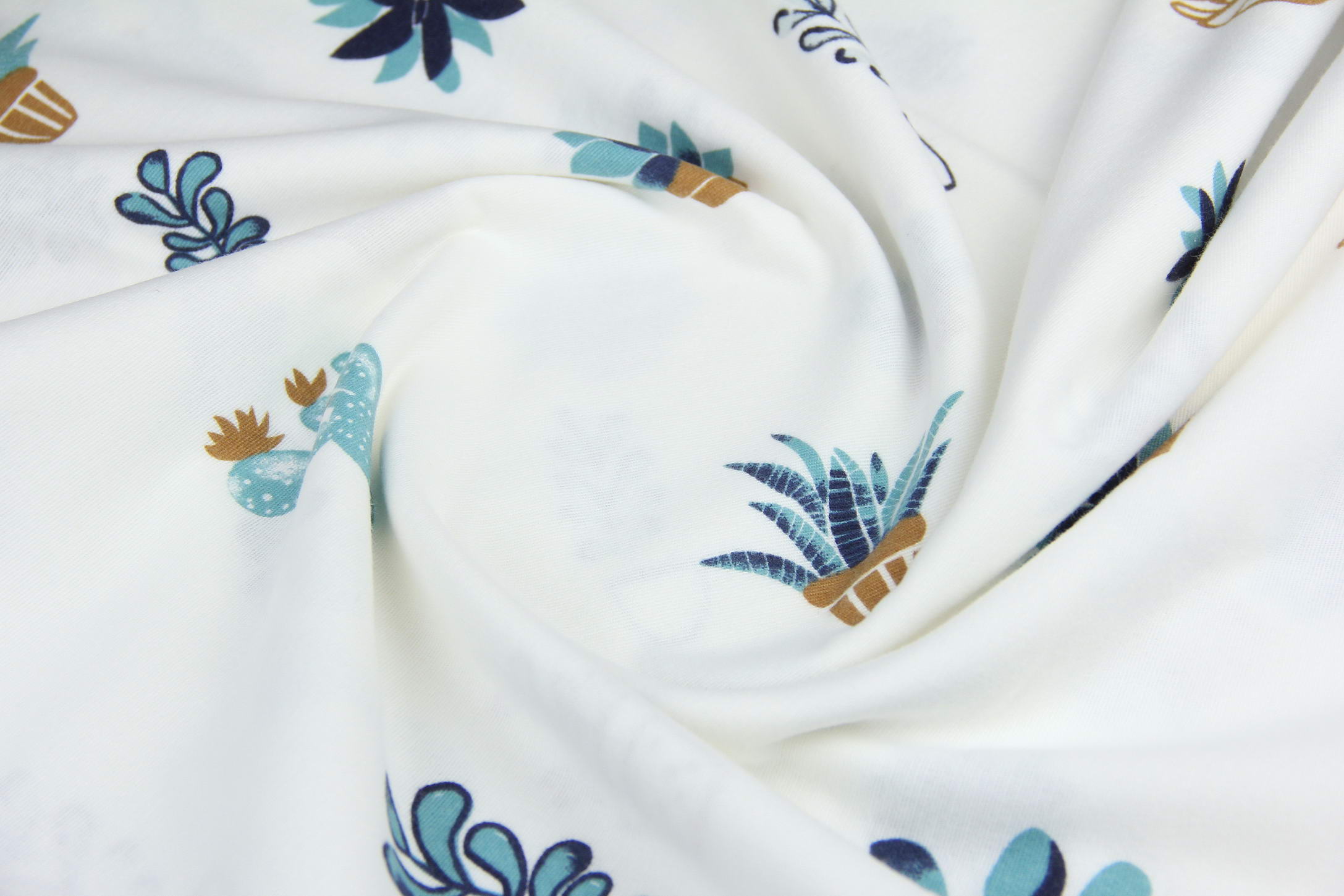 Цветы из ткани: красивые фиалки в горшочке