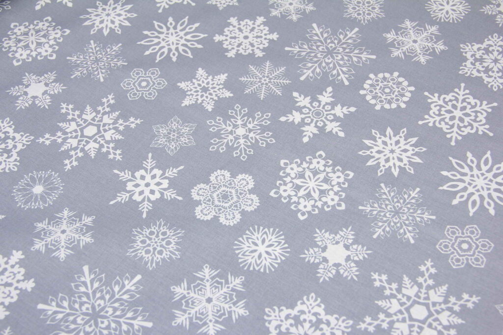 Ткань Ранфорс Снежинки белые на сером, Турция, ширина 240 см, плотность 135 г/м2